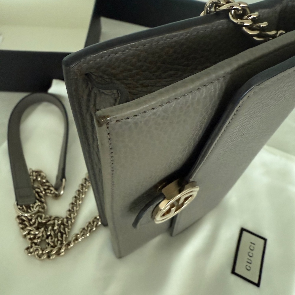 Authentic GUCCI Interlocking GG Calfskin Leather Chain Crossbody wallet inside - Picture 13 of 16